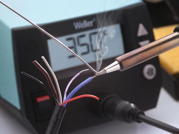 Weller WE 1010 solderstation set met 2 soldeerpunten, zijkniptang en soldeertin