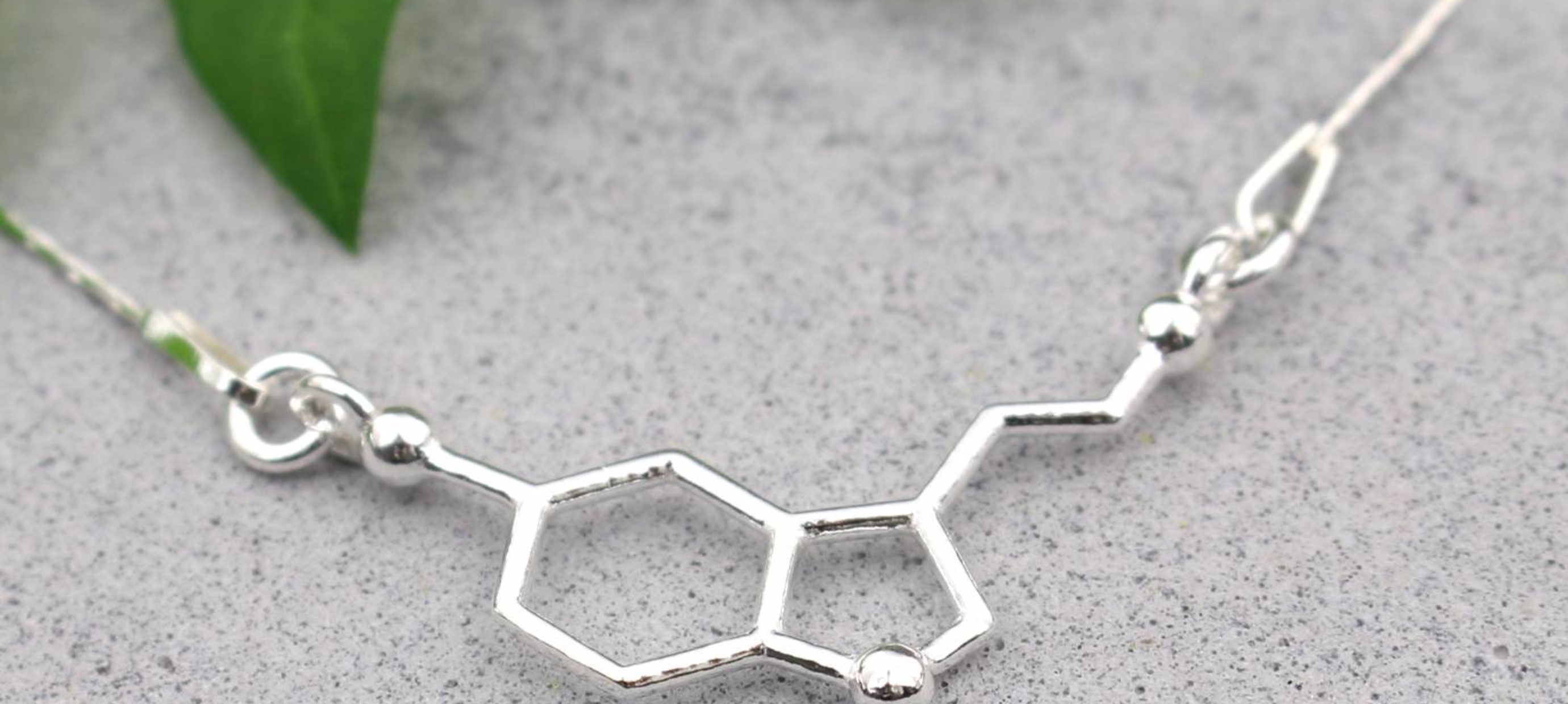 Trendy Halskette mit Serotonin Molekül Anhänger