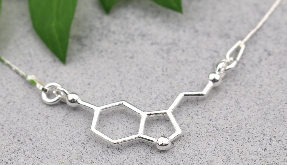 Trendy Halskette mit Serotonin Molekül Anhänger