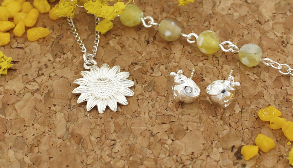 Schmuck mit Blumen und Bienen