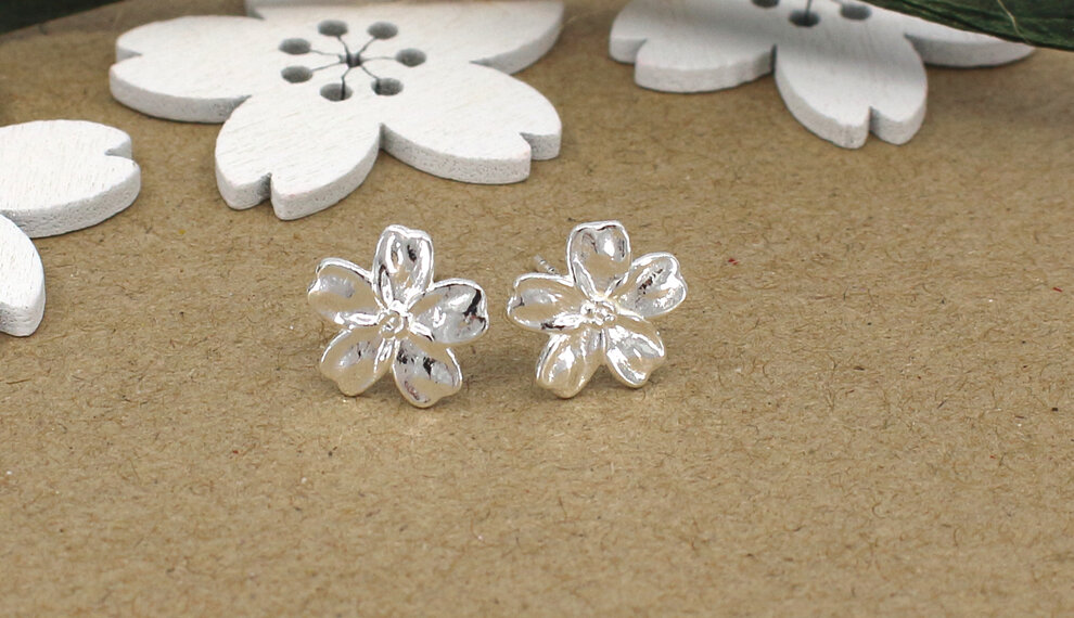 Sieraden trends 2025 flower power en pastels