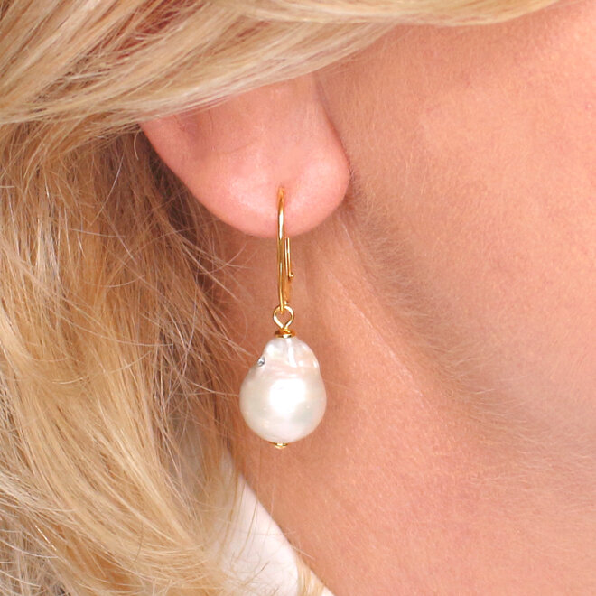 Oorbellen witte barok parel hanger - verguld - ARLIZI 2155 - Coraline