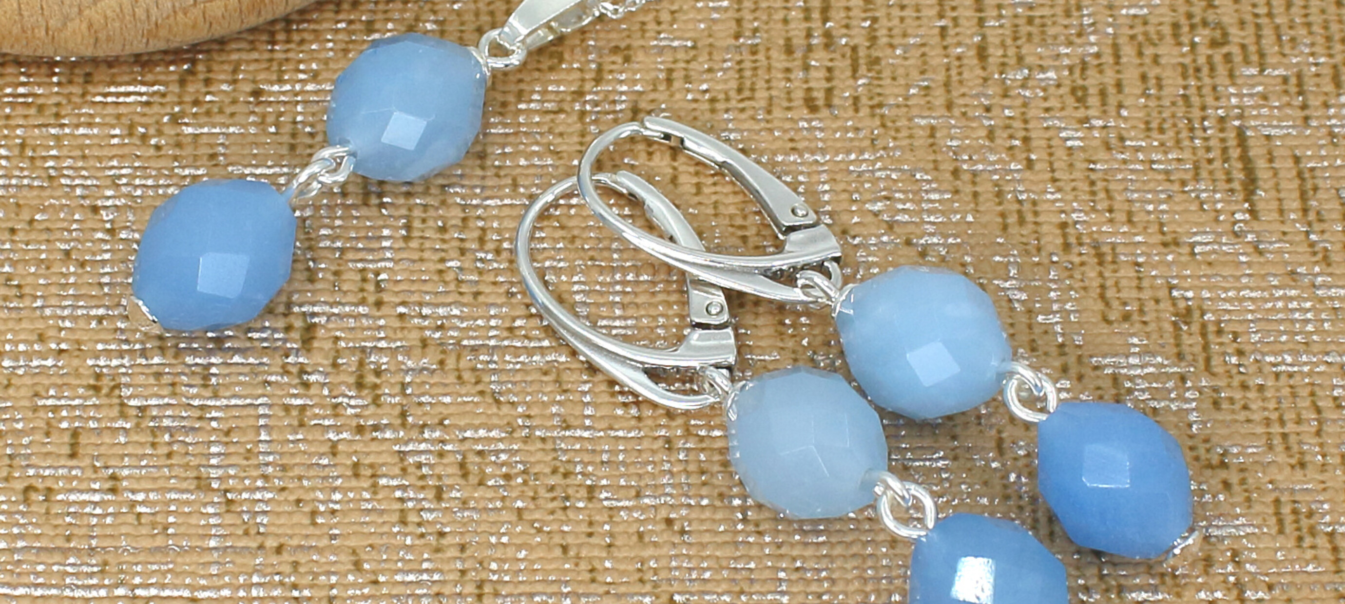 Sieraden trends 2026; goud, wit, crème, beige, pastels en de blues