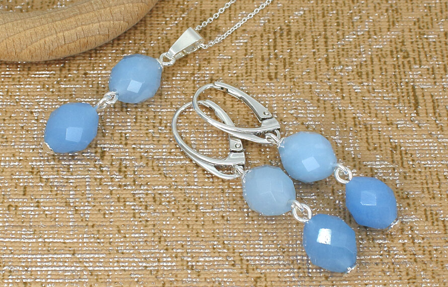 Sieraden trends 2026; goud, wit, crème, beige, pastels en de blues