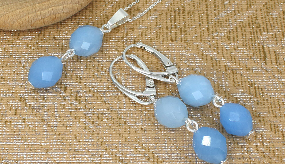 Sieraden trends 2026; goud, wit, crème, beige, pastels en de blues