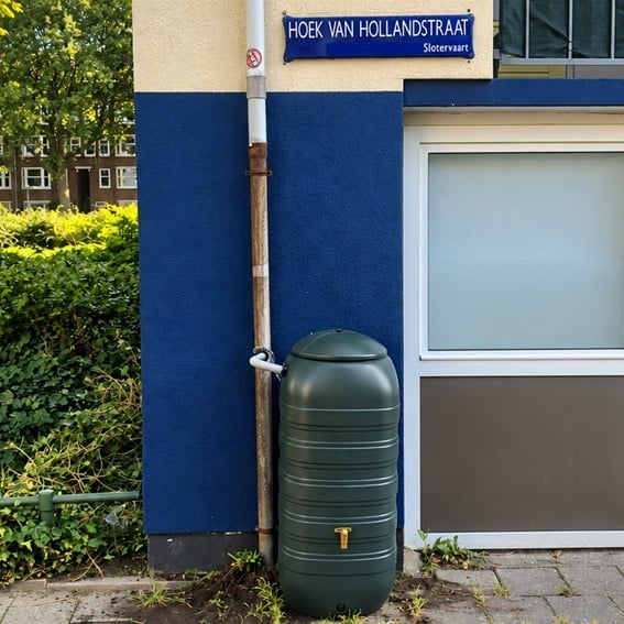Aangesloten regenton bij een woning tijdens een gemeentelijk regentonproject