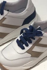 Red Limit/Hoops A witte sneaker met zand en blauw