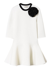 Twinset ecru neopreen jurk met zwarte bies en bloem.
