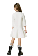 Twinset ecru neopreen jurk met zwarte bies en bloem.