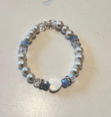 Just One armband wit lichtblauw hartje