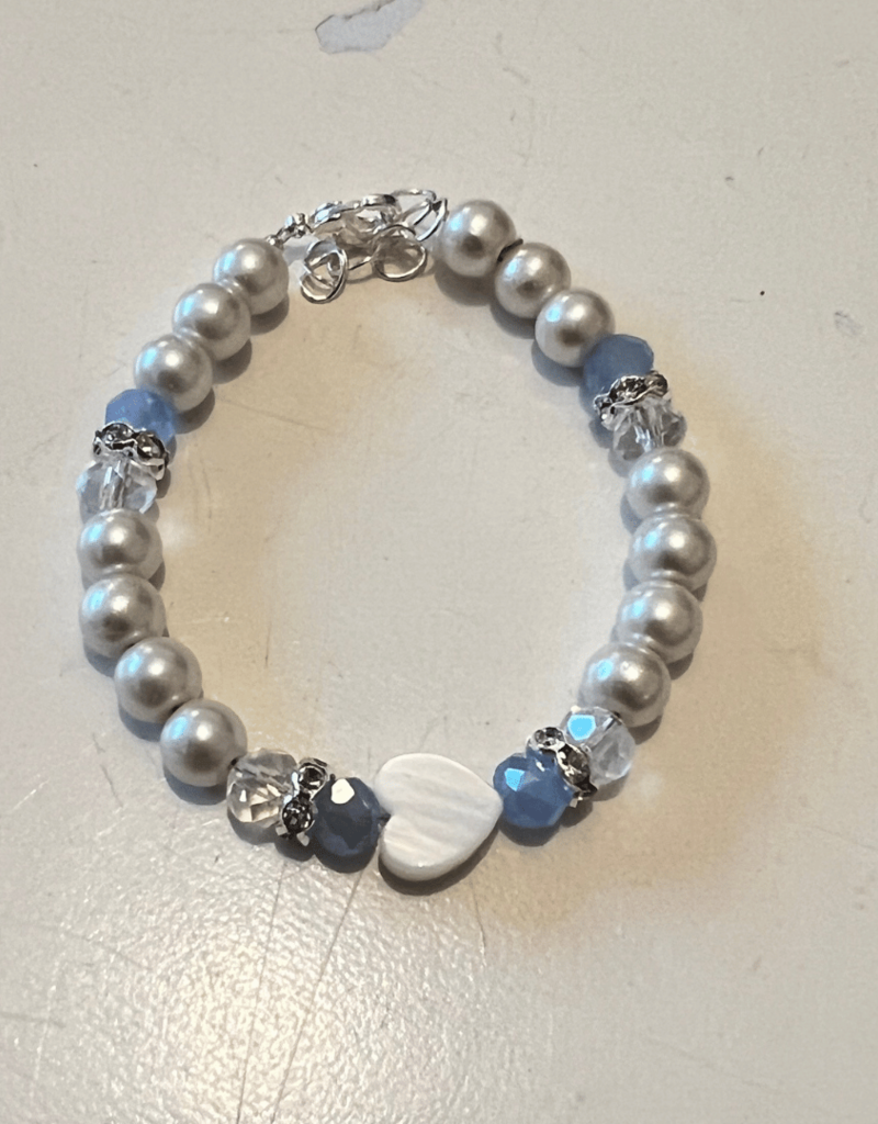 Just One armband wit lichtblauw hartje