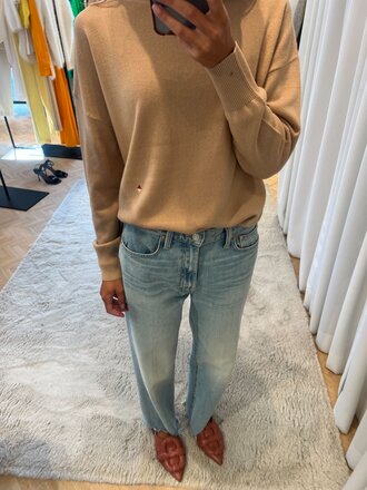 High-waisted jeans with a wide straight leg