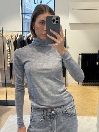 Wool turtleneck grey