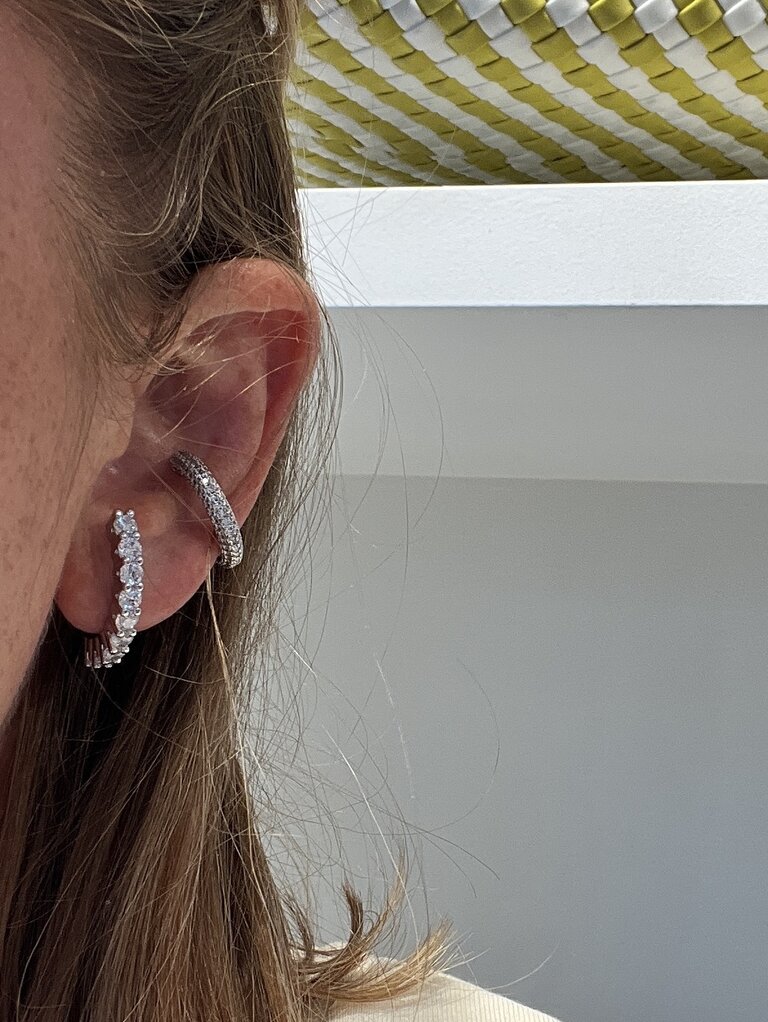 Billion Avenue Iris hug earstud
