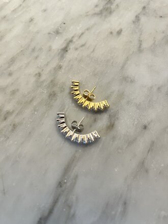 Billion Avenue Aris hug earstud