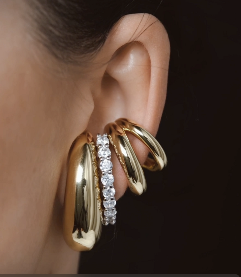 Billion Avenue Double ring earcuff