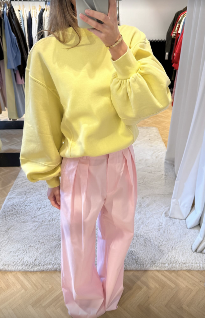 Yellow sweatshirt puff sleeves
