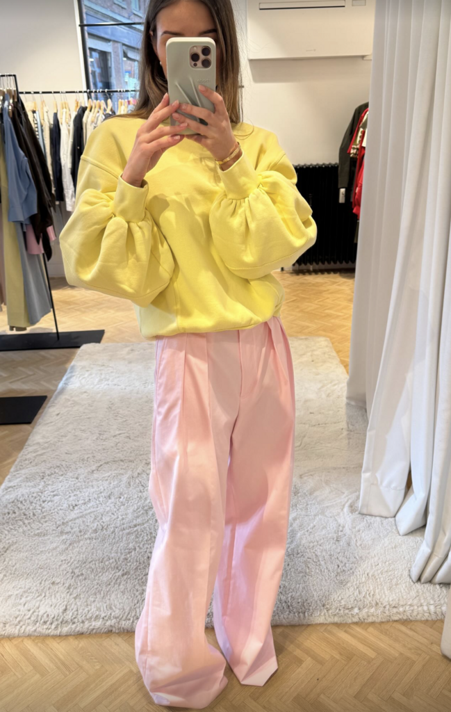 Yellow sweatshirt puff sleeves