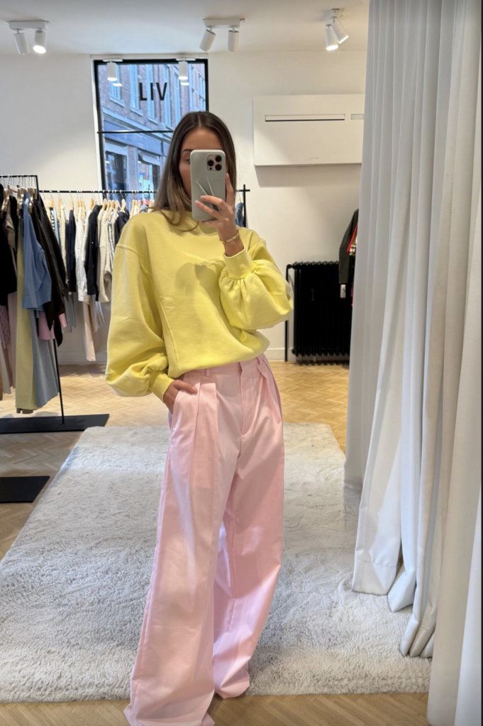 Yellow sweatshirt puff sleeves