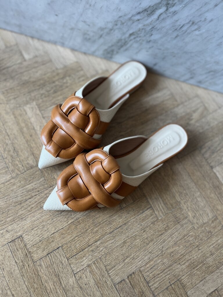Pointy loafer raffia camel