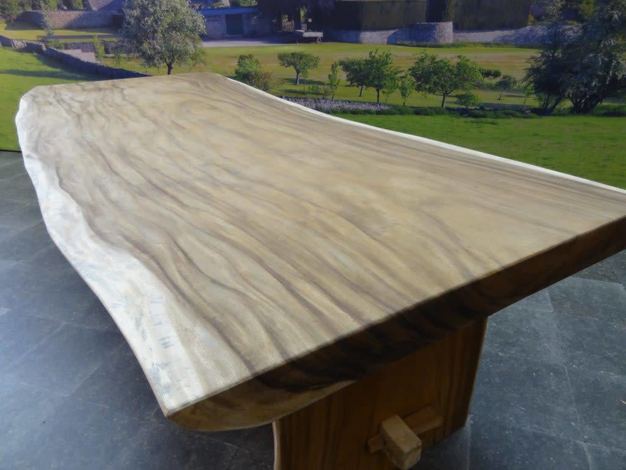 AVH-Collectie Boomstamtafel 300x90xH77,5 cm - bladdikte 10 cm AVH-Collectie Boomstamtafel 300x90xH77,5 cm - bladdikte 10 cm