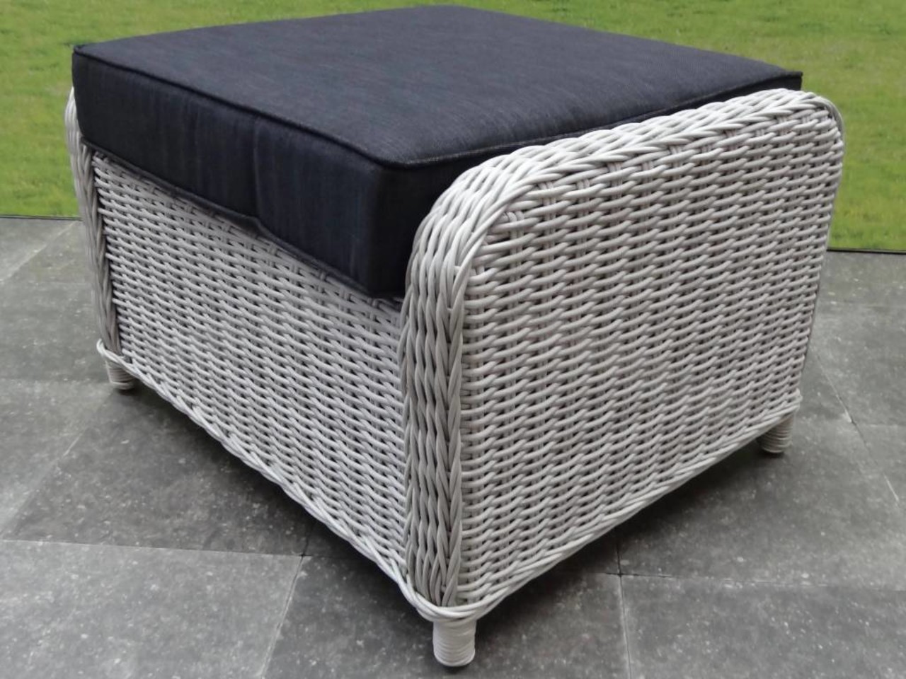 AVH-Collectie Ibiza XL voetenbank 63x55xH43 cm wit grijs AVH-Collectie Ibiza XL voetenbank 63x55xH43 cm wit grijs