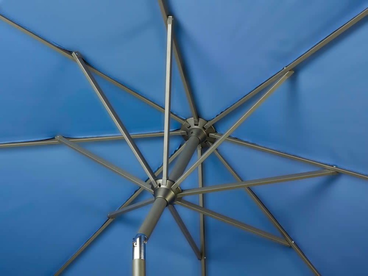 Platinum Riva parasol 300 cm rond zwart met kniksysteem Platinum Riva parasol 300 cm rond zwart met kniksysteem