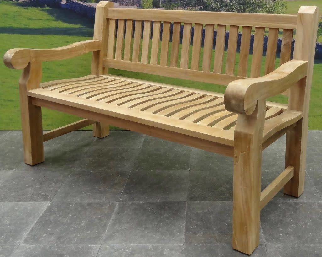 Een tuinbank van teakhout