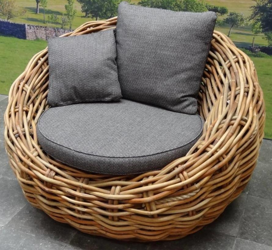 Een tuinstoel van naturel rotan Een tuinstoel van naturel rotan