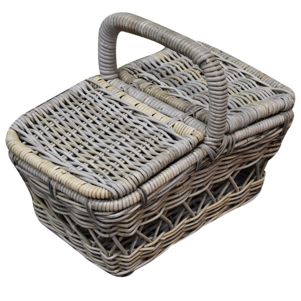 Rieten Picknickmand Met Een Rode En Witte Gingangdoek Op Gras Stock Foto - Image of kleur, mand