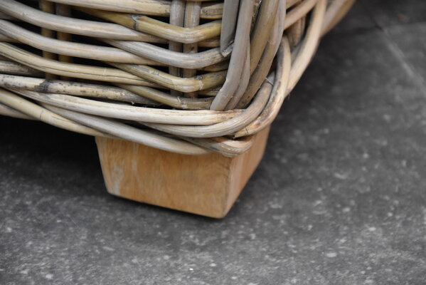 AVH-Collectie Petty rotan hondenmand met kussen 80x80xH35 cm AVH-Collectie Petty rotan hondenmand met kussen 80x80xH35 cm