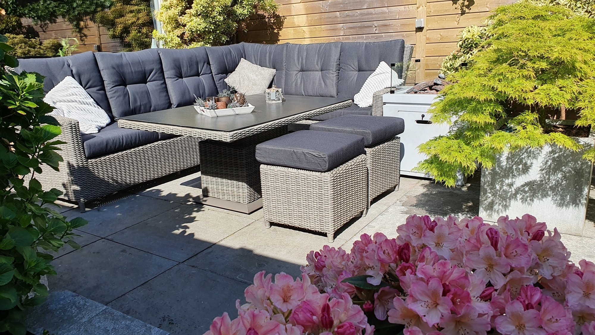 Genieten van een dining loungeset - AVH Outdoor Tuinmeubelen