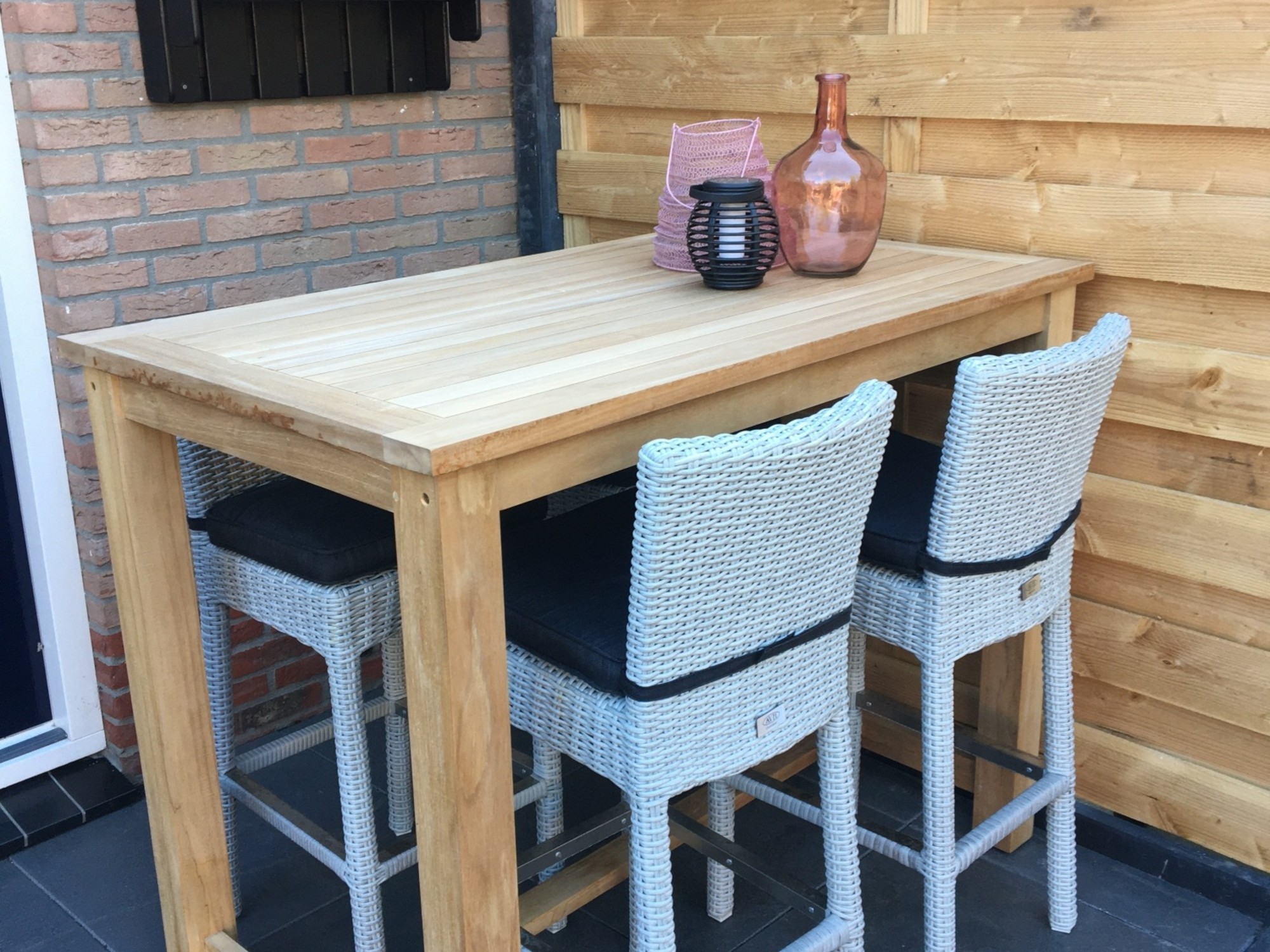 Aardrijkskunde Dierbare logica Een drankje doen aan je eigen hoge tuintafel - AVH Outdoor Tuinmeubelen