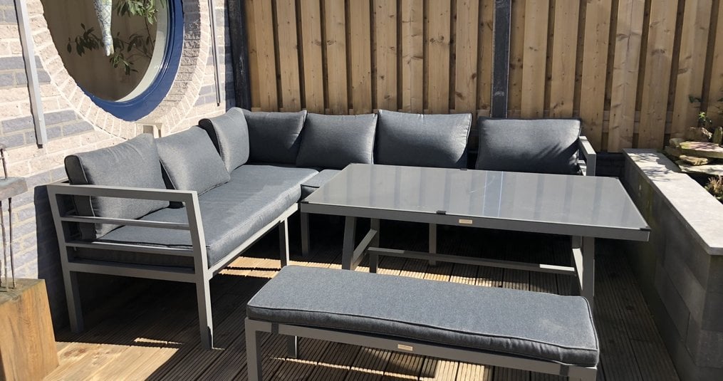 Een aluminium tuintafel