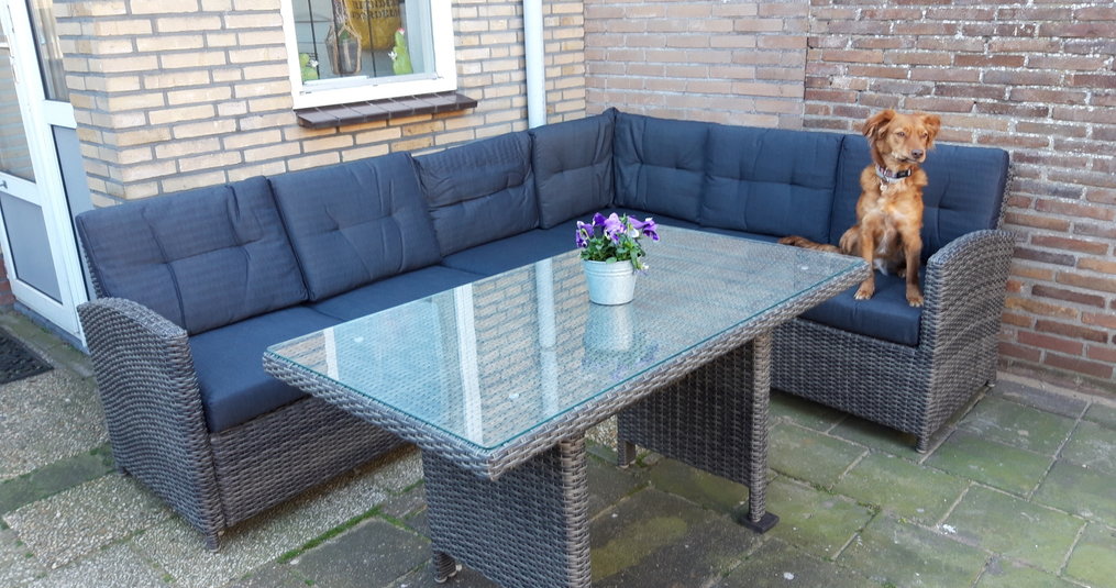 Waarom niet een robuuste tuintafel?