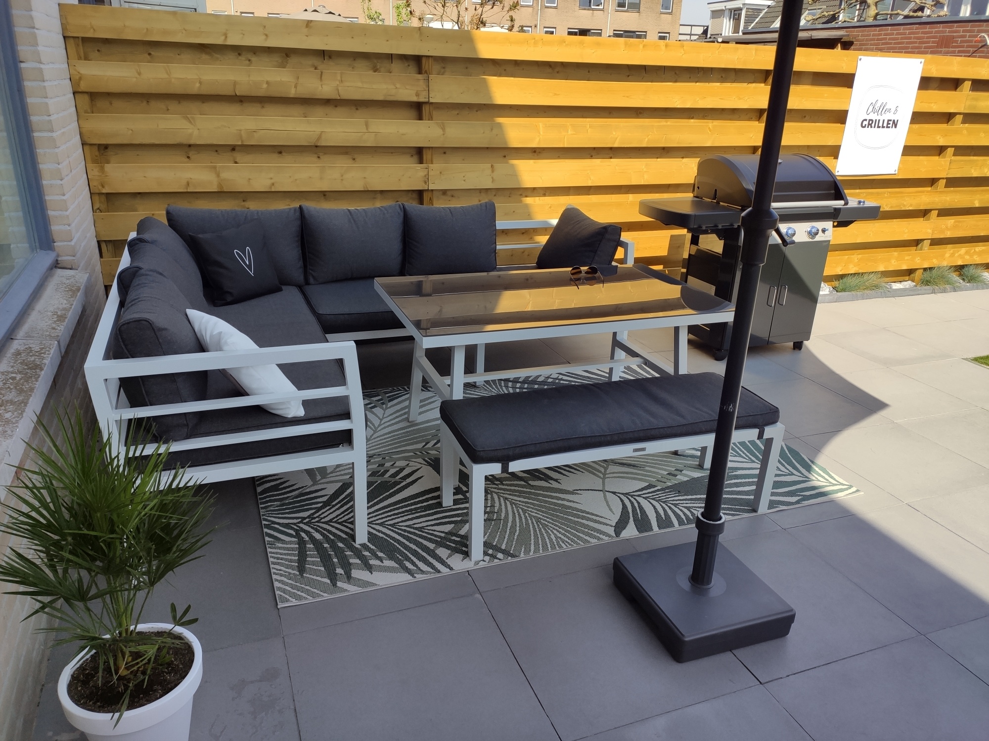 Een terras schoonmaken; hoe kun je dit het beste doen? Een terras schoonmaken; hoe kun je dit het beste doen?