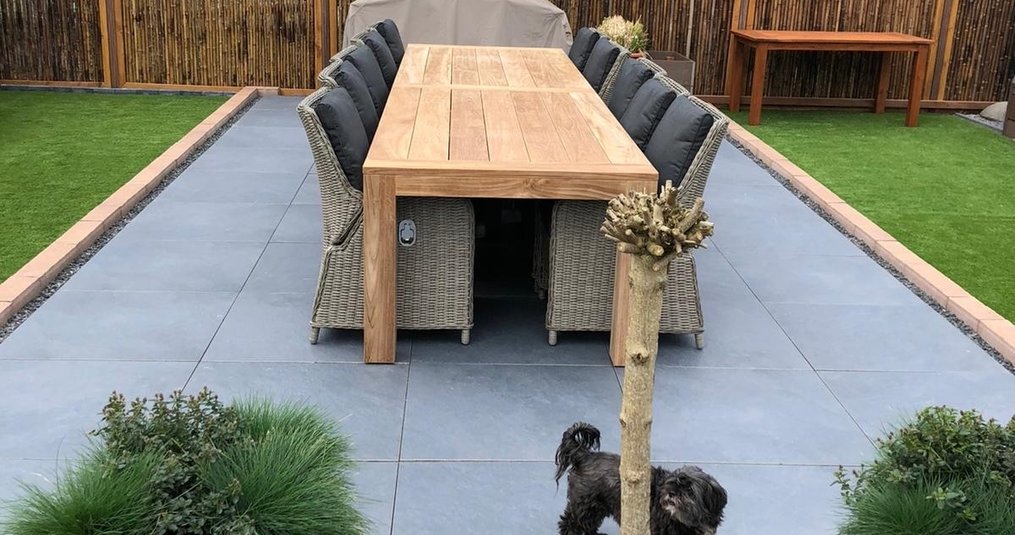 De belangrijkste eigenschappen van een tuintafel op een rijtje