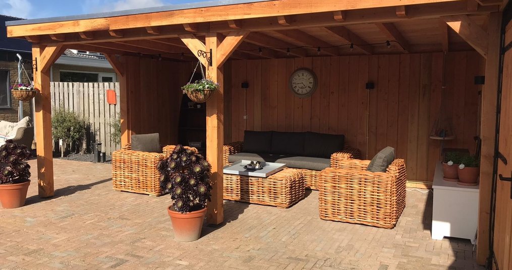 Genieten van een zomeravond in eigen tuin