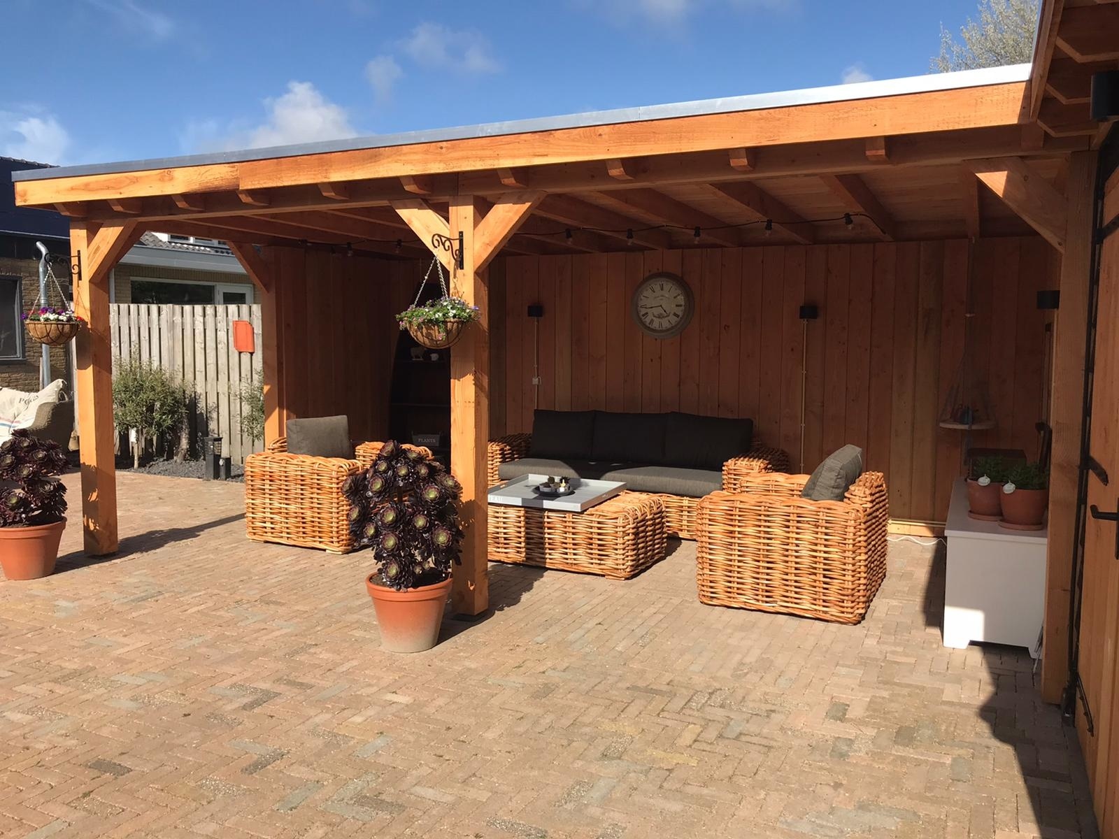 Genieten van een zomeravond in eigen tuin Genieten van een zomeravond in eigen tuin