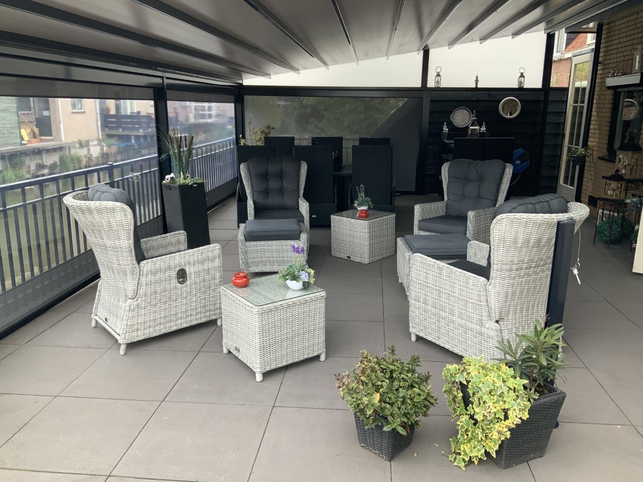 De belangrijkste voordelen van een bijzettafel De belangrijkste voordelen van een bijzettafel