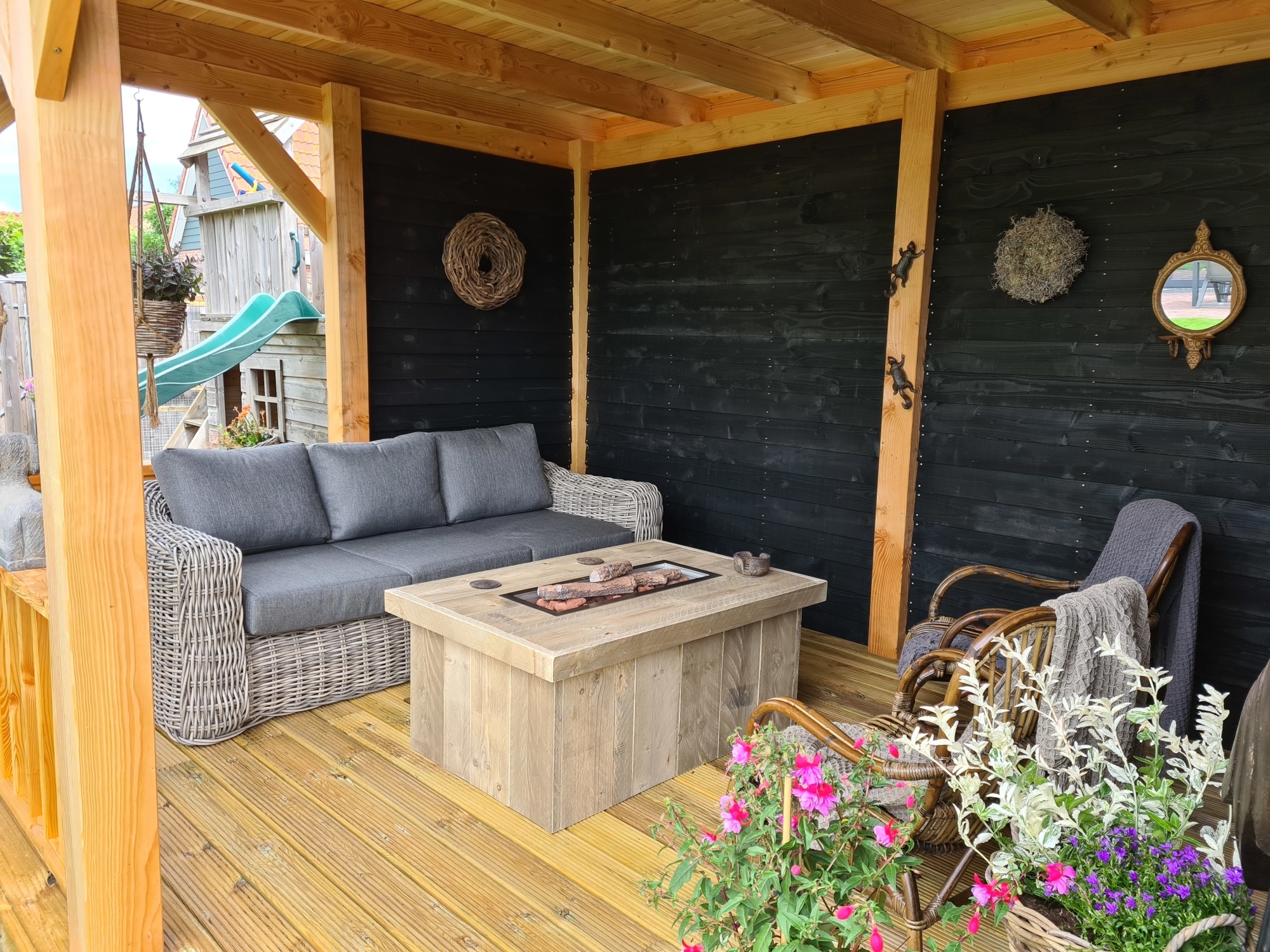 Een rijkelijk gevulde border in de tuin Een rijkelijk gevulde border in de tuin