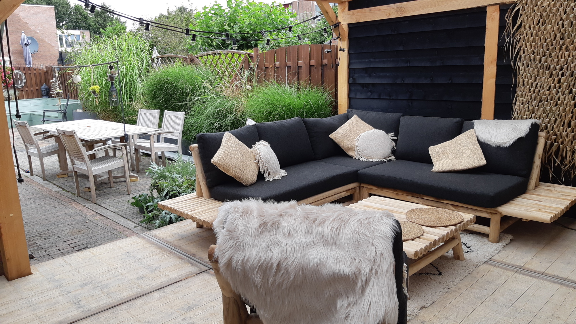 De keuze tussen een heg of een schutting in de tuin De keuze tussen een heg of een schutting in de tuin