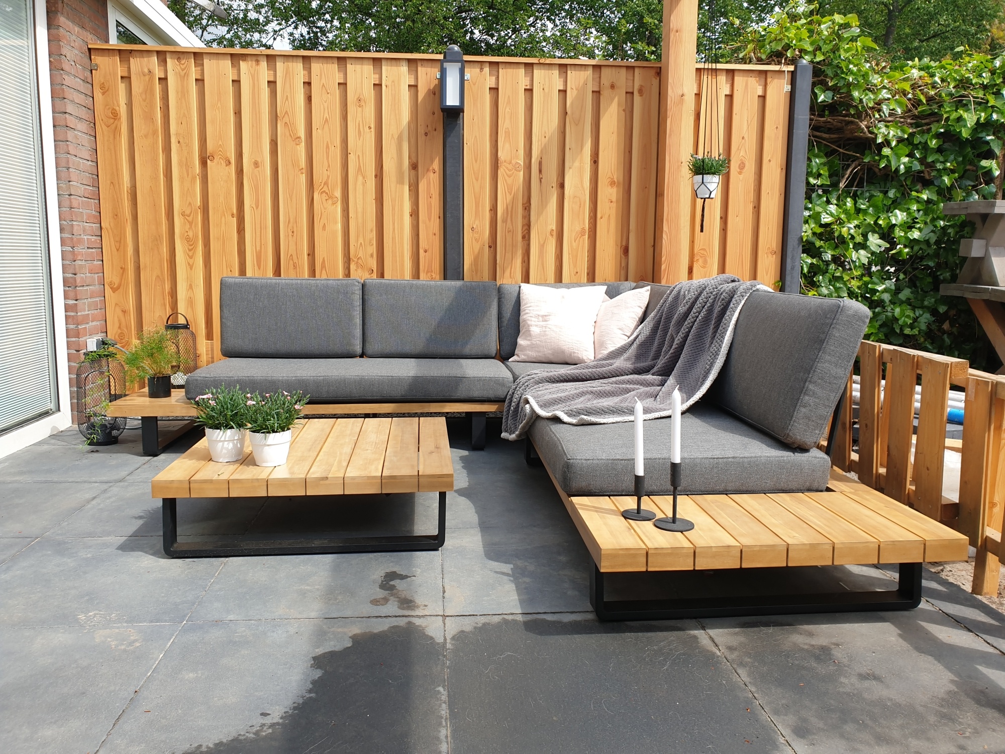 Een Schommelstoel in de tuin ontspanning op zijn best Een Schommelstoel in de tuin ontspanning op zijn best