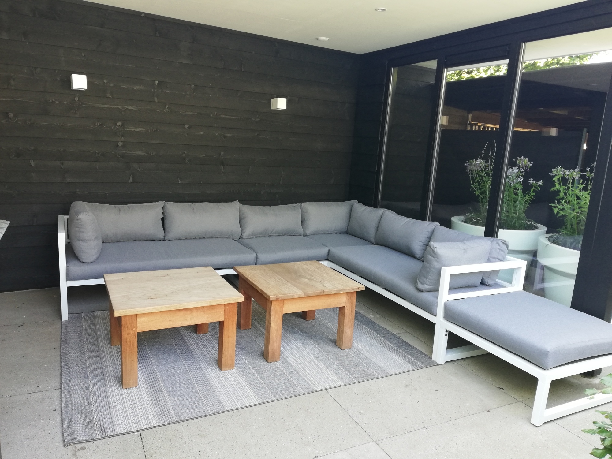 Licht en ruimte spelen de hoofdrol in een moderne tuin Licht en ruimte spelen de hoofdrol in een moderne tuin