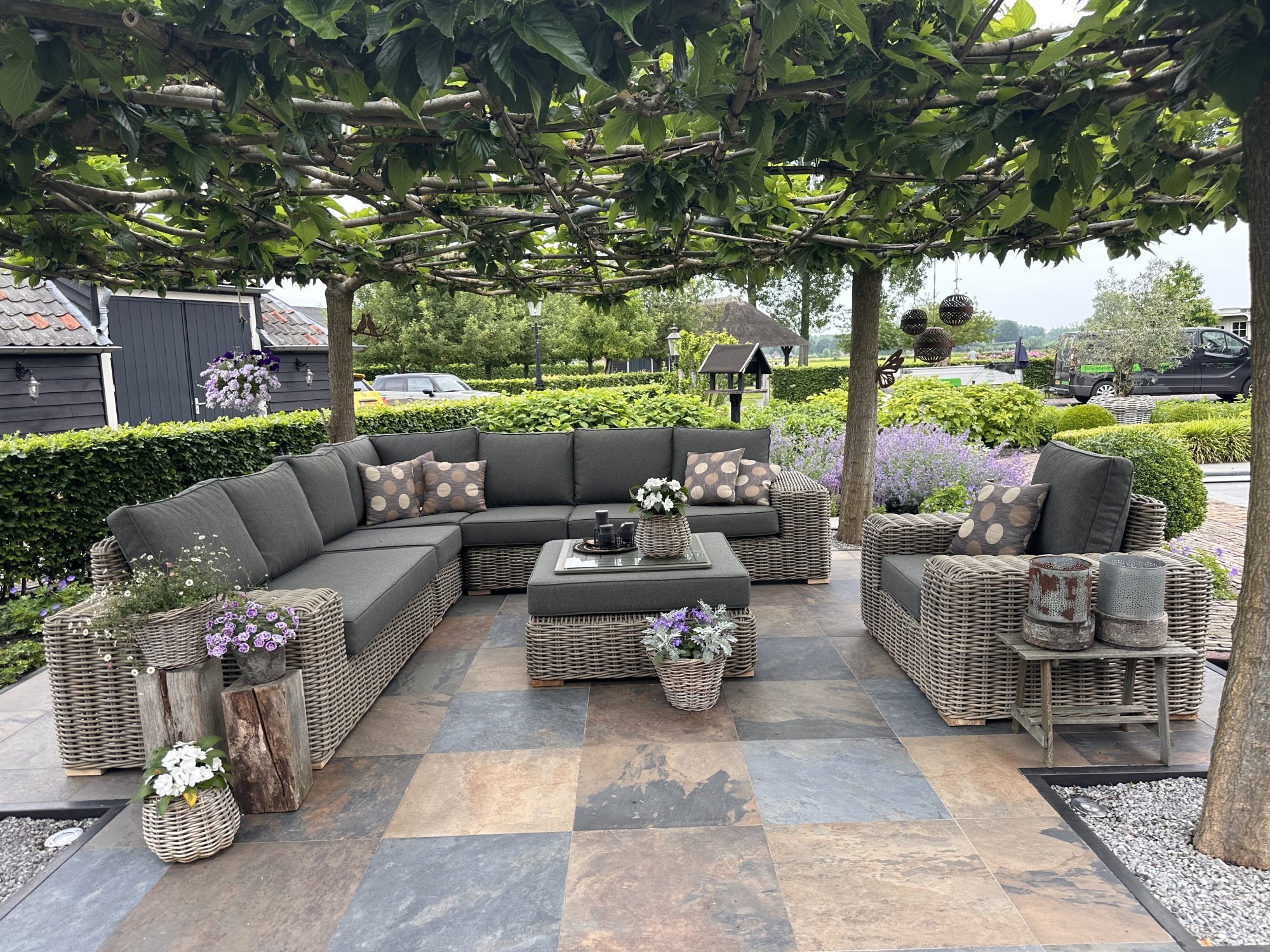 Breng de vakantiesfeer naar je achtertuin met tropische tuinmeubelen