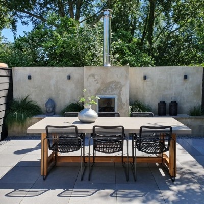 Een tuin met een zomers tintje