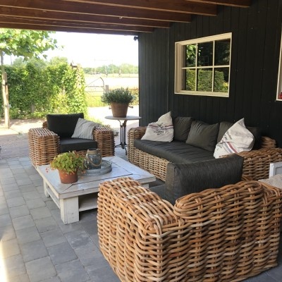 De juiste tuinmeubelen voor een zomerse picknick in je eigen achtertuin