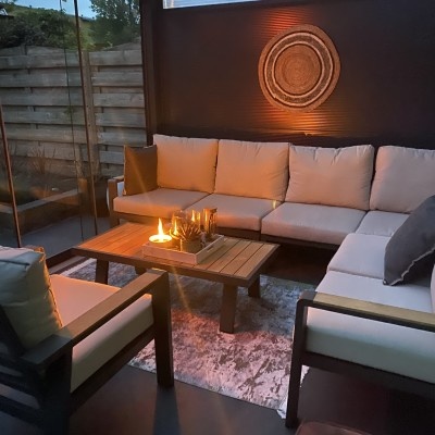 Waarom een moderne tuin echt niet enkel maar wit hoeft te zijn