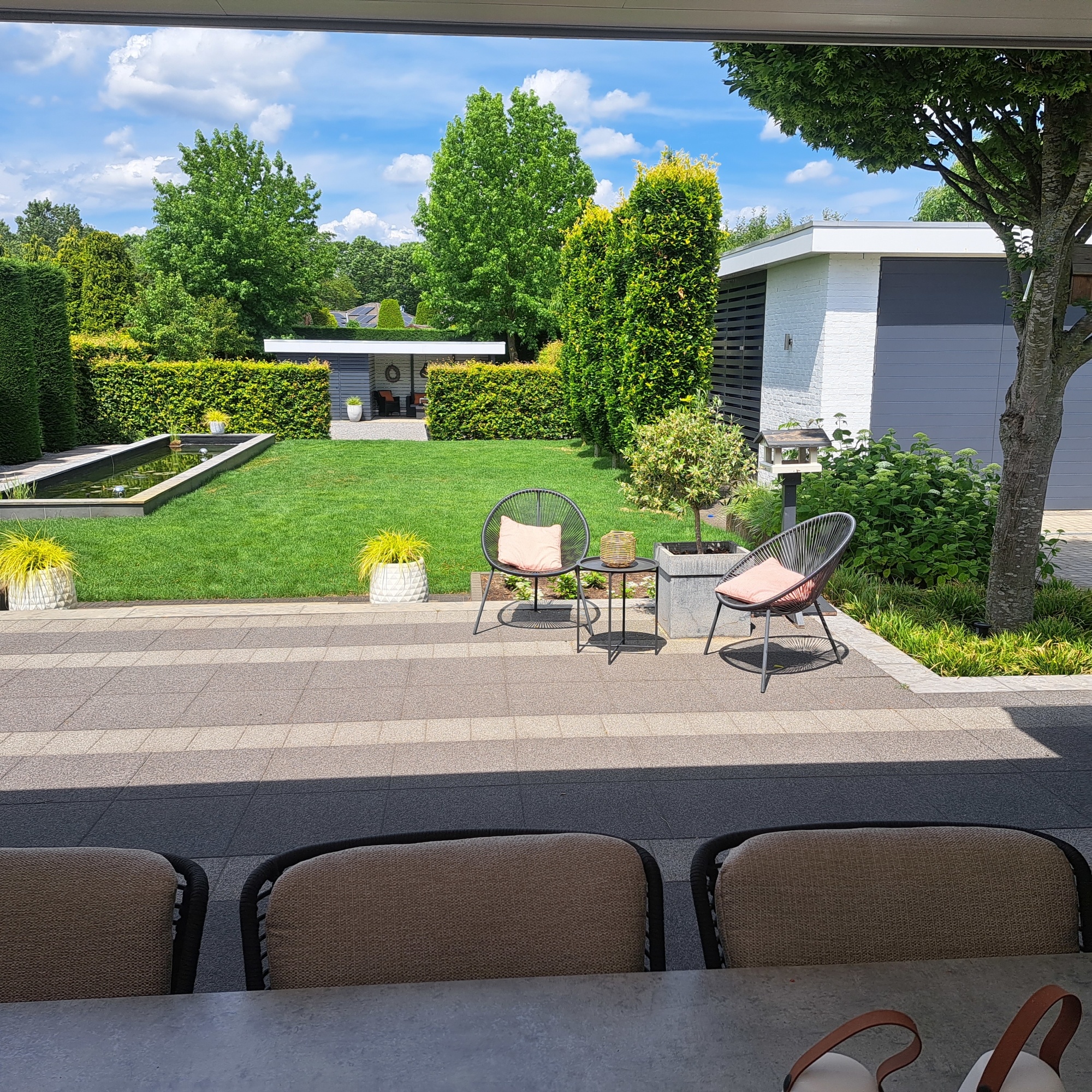 De aankleding van een kleurrijke tuin