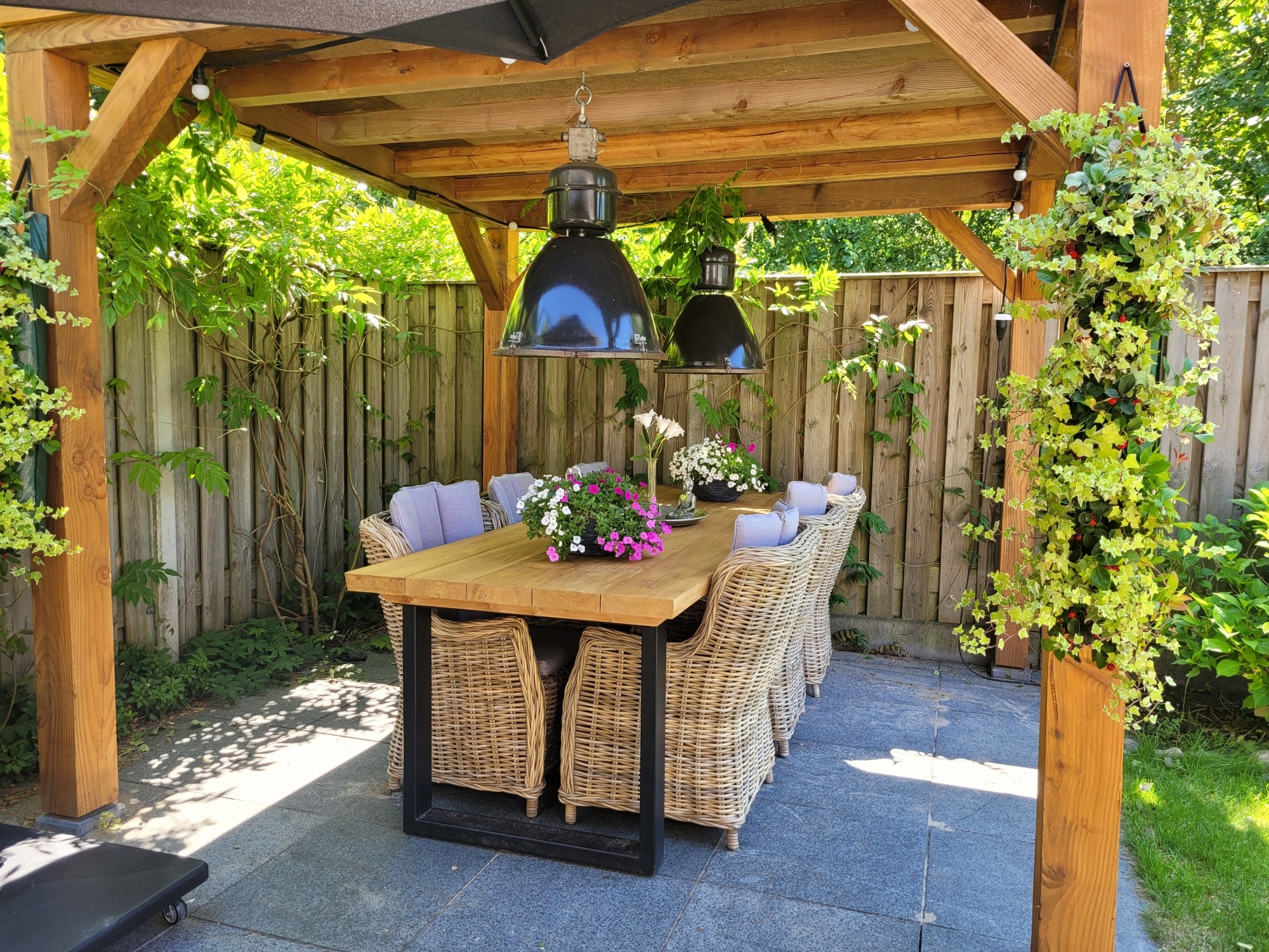 De decoratie van een landelijke tuin